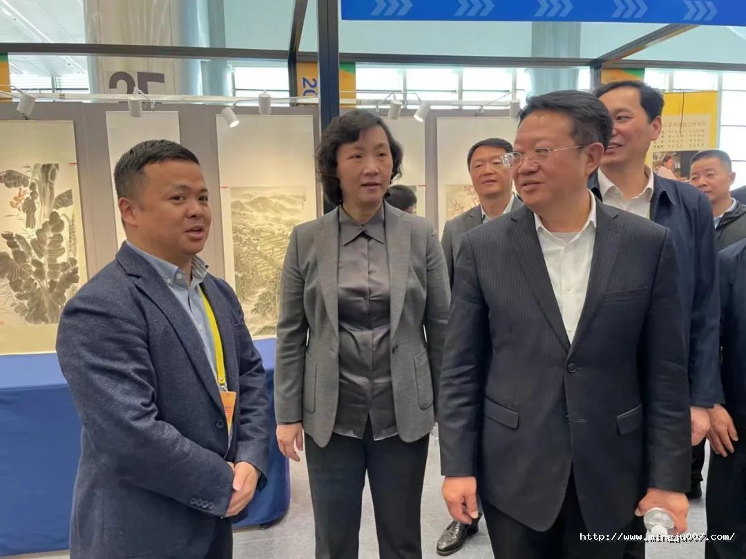 國(guó)家民政部唐承沛副部長(zhǎng)和浙江省王文序副省長(zhǎng)等一行領(lǐng)導(dǎo)考察浙江康養(yǎng)博覽會(huì)并蒞臨“名駒咨詢”展位視察和指導(dǎo)
