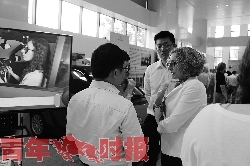 　成果展上，外國(guó)專(zhuān)家在進(jìn)行講解。